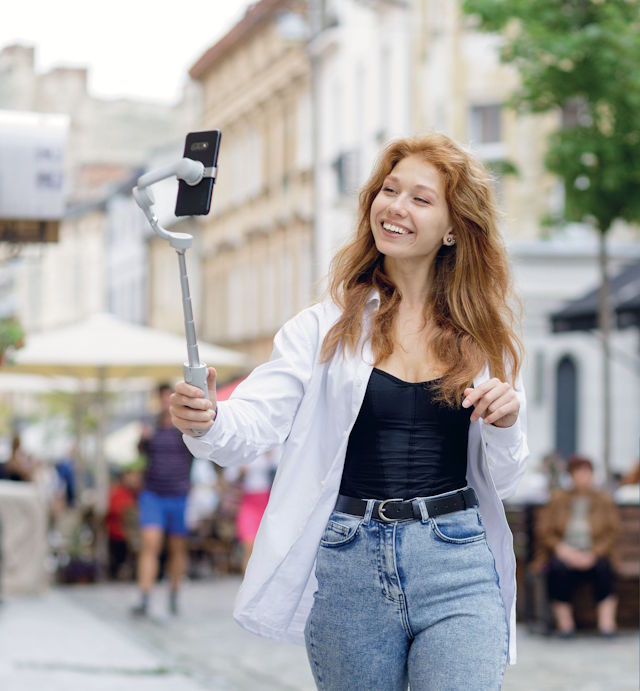 ragazza che si fa un selfie all aperto